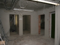 Flur im Keller mit Blick auf die Eingänge von Toiletten und der Atemschutzgerätewerkstatt